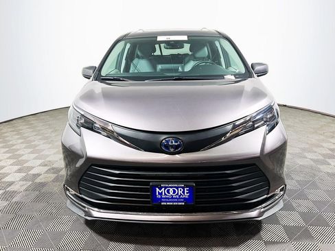 Certified 2024 Toyota Sienna XLE FWD image 3