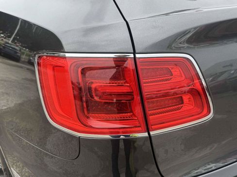Used 2018 Bentley Bentayga AWD/4WD image 14
