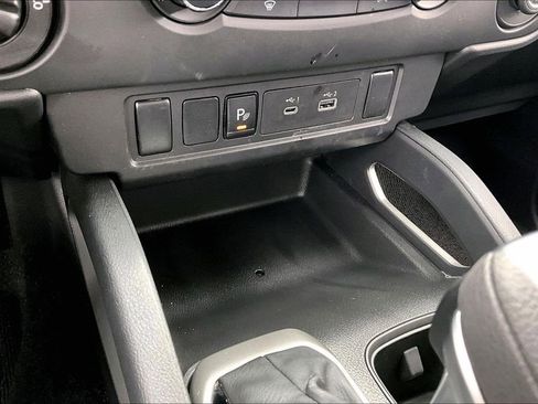 Used 2025 Nissan Frontier SV image 33