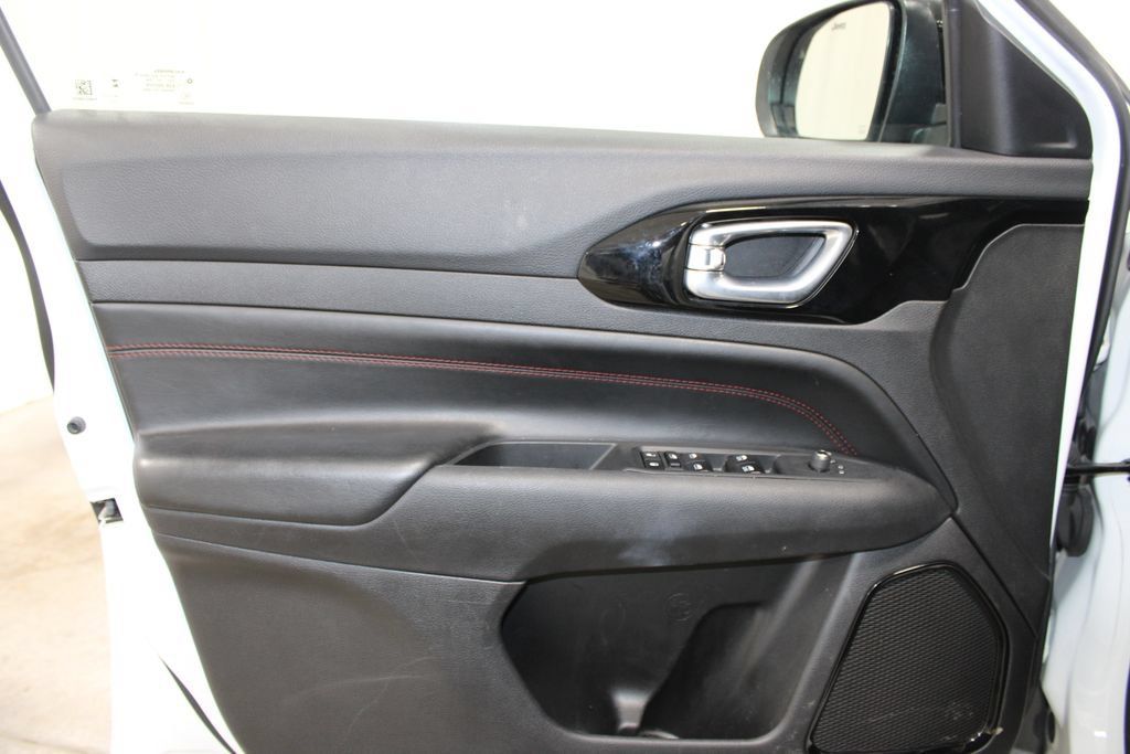 Used 2025 Jeep Compass Trailhawk AWD/4WD image 21