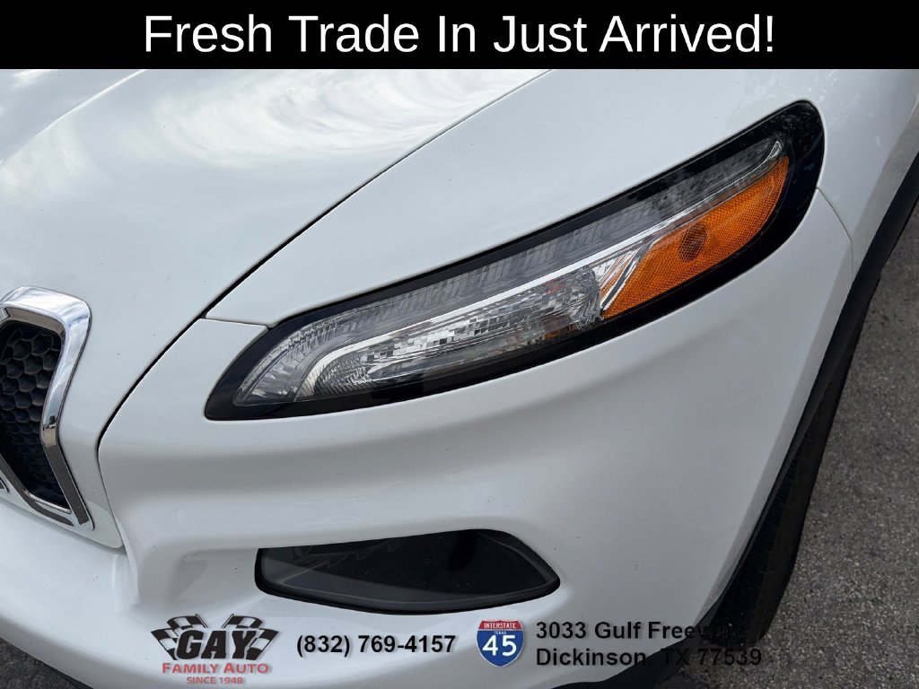 Used 2016 Jeep Cherokee Limited w/ Luxury Group AWD/4WD image 4