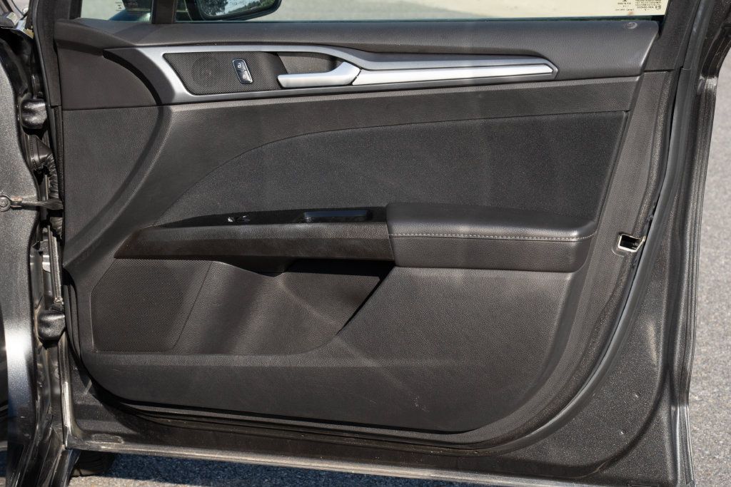 Used 2016 Ford Fusion SE FWD image 12