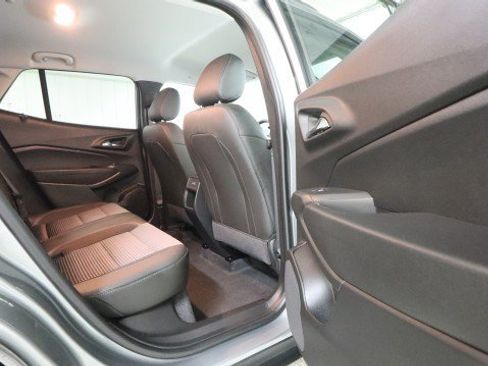 Used 2025 Chevrolet Trax LT FWD image 11