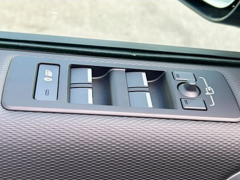 New 2025 Land Rover Discovery Dynamic SE image 19