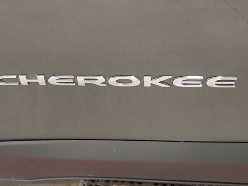 Used 2022 Jeep Cherokee Latitude Lux image 32