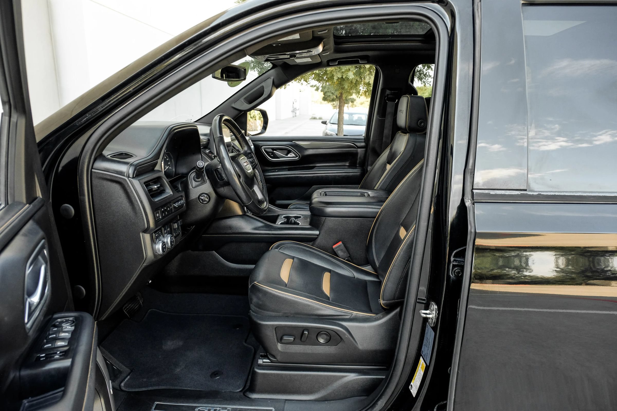 Used 2021 GMC Yukon AT4 w/ AT4 Premium Plus Package AWD/4WD image 4