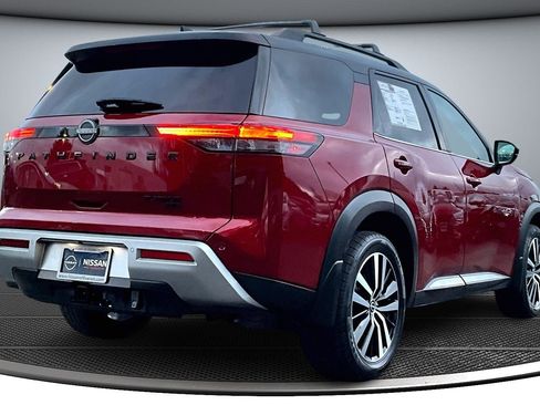 Used 2023 Nissan Pathfinder Platinum image 6