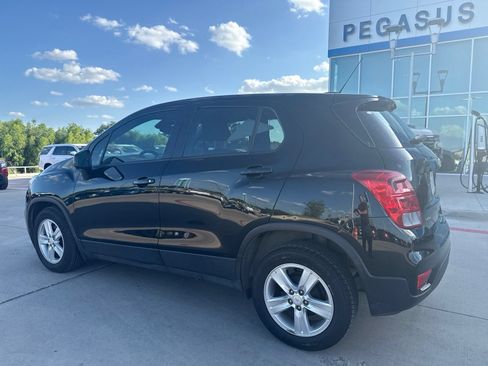 Used 2021 Chevrolet Trax LS FWD image 2