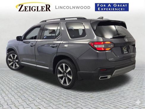 Used 2025 Honda Pilot Touring image 17
