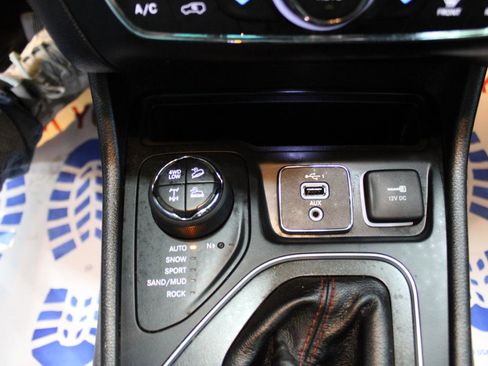 Used 2019 Jeep Cherokee Trailhawk w/ Cold Weather Group AWD/4WD image 22