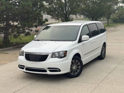 Used 2014 Chrysler Town & Country S FWD image 1