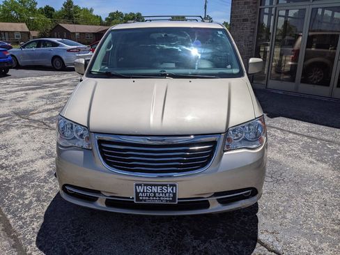 Used 2014 Chrysler Town & Country Touring FWD image 8