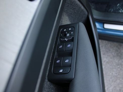 Used 2025 Volvo XC40 B5 Plus image 11