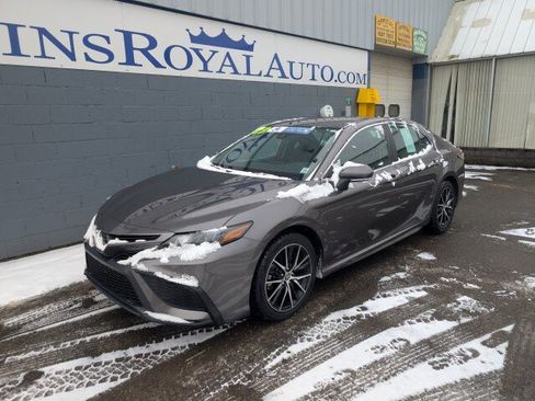 Used 2023 Toyota Camry SE image 2