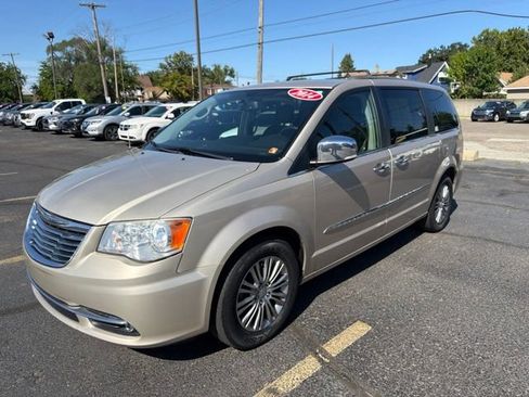 Used 2014 Chrysler Town & Country Touring-L w/ Driver Convenience Group FWD image 3