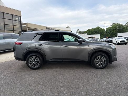 Used 2024 Nissan Pathfinder SV AWD/4WD image 12