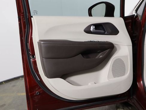 Used 2017 Chrysler Pacifica Touring-L Plus image 22