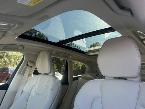 Used 2022 Volvo XC60 B5 Momentum w/ Advanced Package image 11