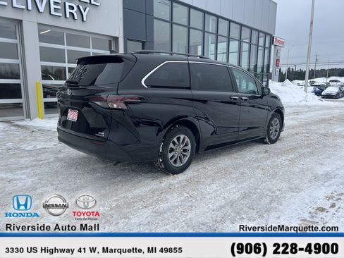 Used 2024 Toyota Sienna XLE image 9