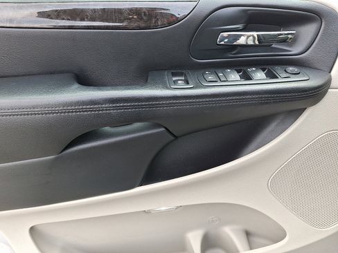 Used 2012 Dodge Grand Caravan SXT image 12