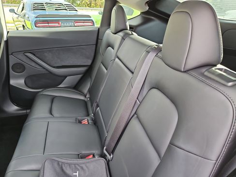 Used 2021 Tesla Model Y Long Range image 11