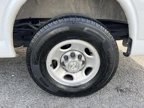 Used 2021 Chevrolet Express 2500 w/ Driver Convenience Package image 18