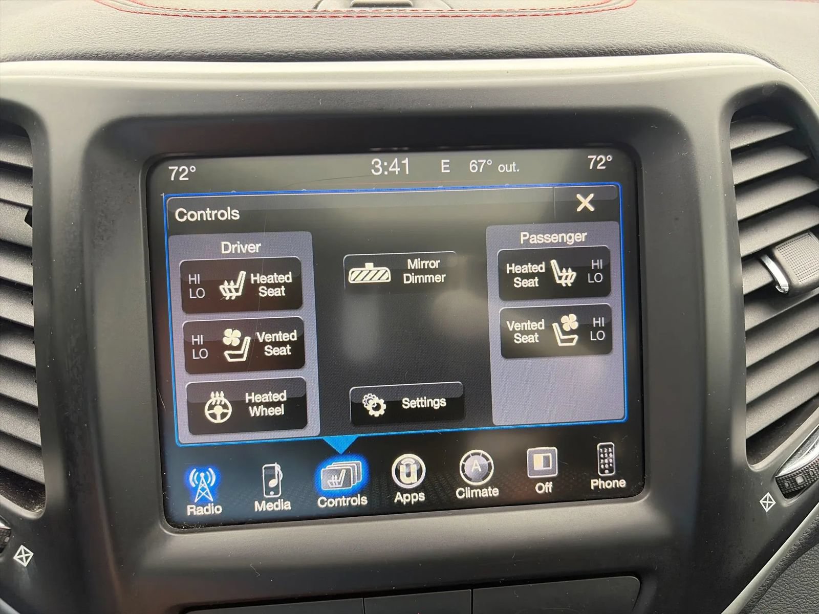 Used 2018 Jeep Cherokee Trailhawk AWD/4WD image 17
