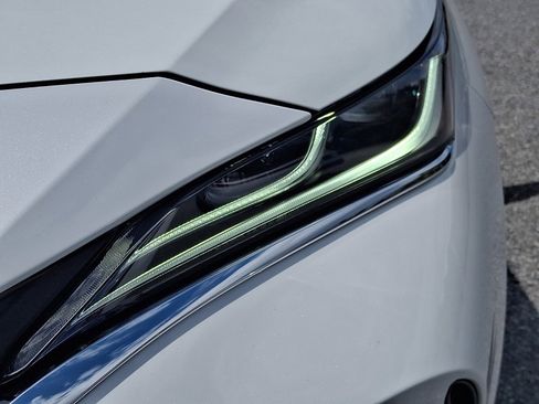 Used 2023 Toyota Venza Limited image 9