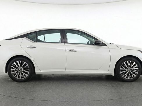 Used 2025 Nissan Altima 2.5 SV image 11