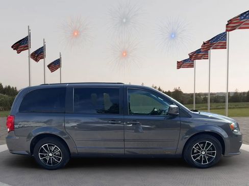 Used 2017 Dodge Grand Caravan GT image 4