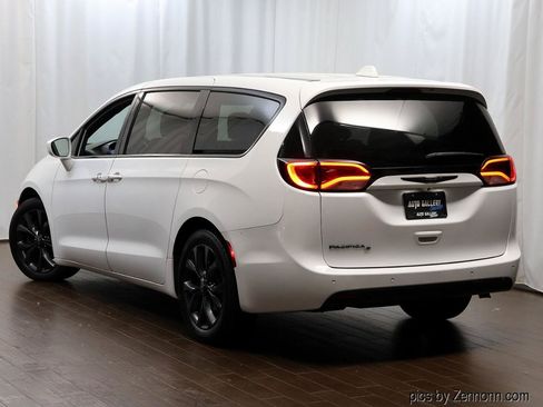 Used 2020 Chrysler Pacifica Touring w/ S Appearance Package FWD image 9