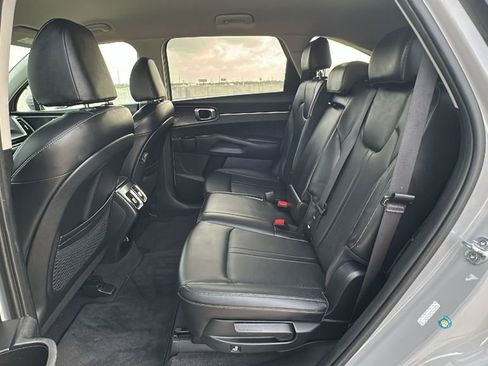 Used 2024 Kia Sorento S FWD image 32