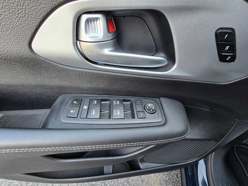 Used 2024 Chrysler Pacifica Touring-L w/ S Appearance Package FWD image 16