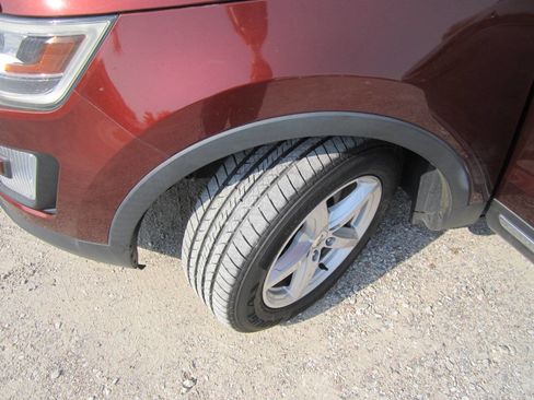 Used 2016 Ford Explorer XLT w/ Equipment Group 202A image 6