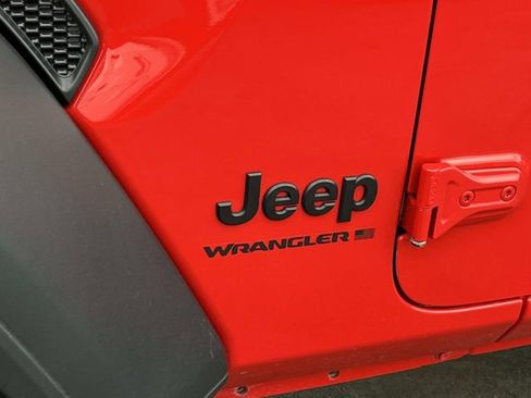 Used 2025 Jeep Wrangler Unlimited Sport AWD/4WD image 10