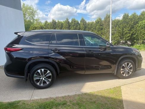 Used 2021 Toyota Highlander XLE AWD/4WD image 9