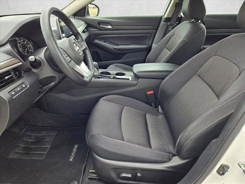 Used 2025 Nissan Altima 2.5 SV FWD image 15