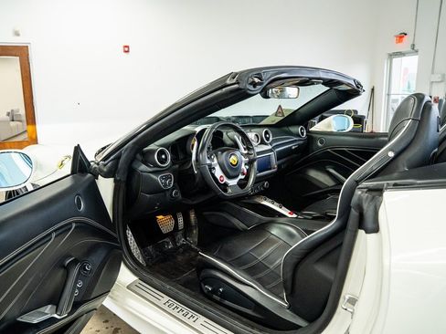 Used 2016 Ferrari California T image 36