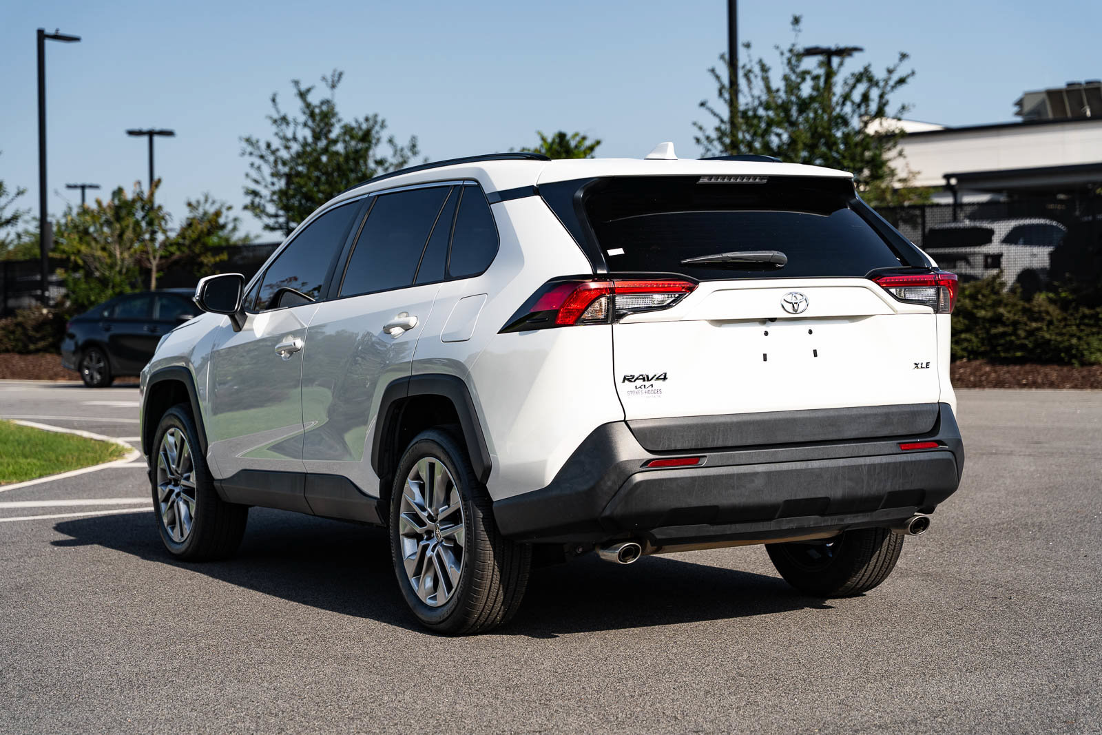 Used 2022 Toyota RAV4 XLE Premium FWD image 5