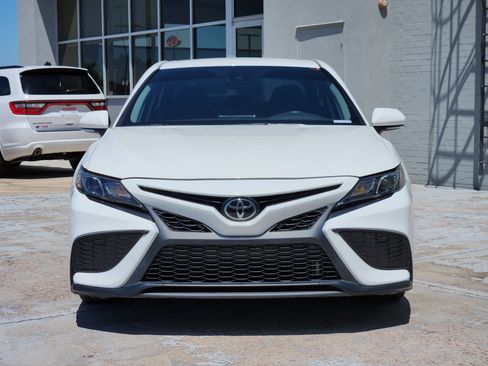 Used 2023 Toyota Camry SE FWD image 3