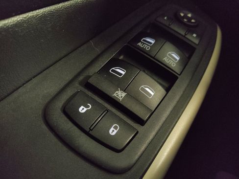 Used 2018 Jeep Cherokee Limited FWD image 27
