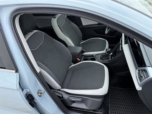 New 2025 Volkswagen Taos SE image 20