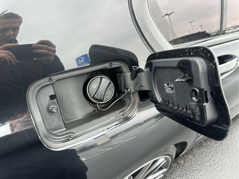 Used 2022 BMW 750i xDrive image 16