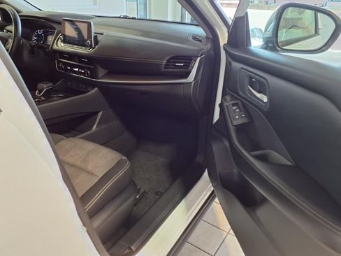 Used 2025 Nissan Rogue SV FWD image 24