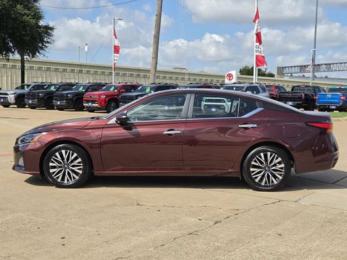 Used 2025 Nissan Altima 2.5 SV FWD image 6