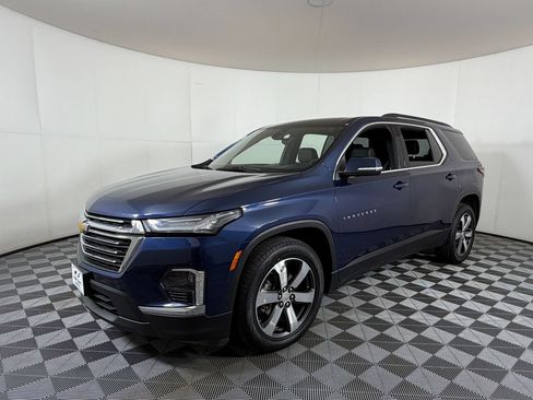 Used 2023 Chevrolet Traverse LT w/ LT Premium Package FWD image 2