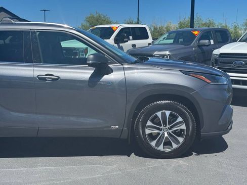 Used 2021 Toyota Highlander XLE AWD/4WD image 4