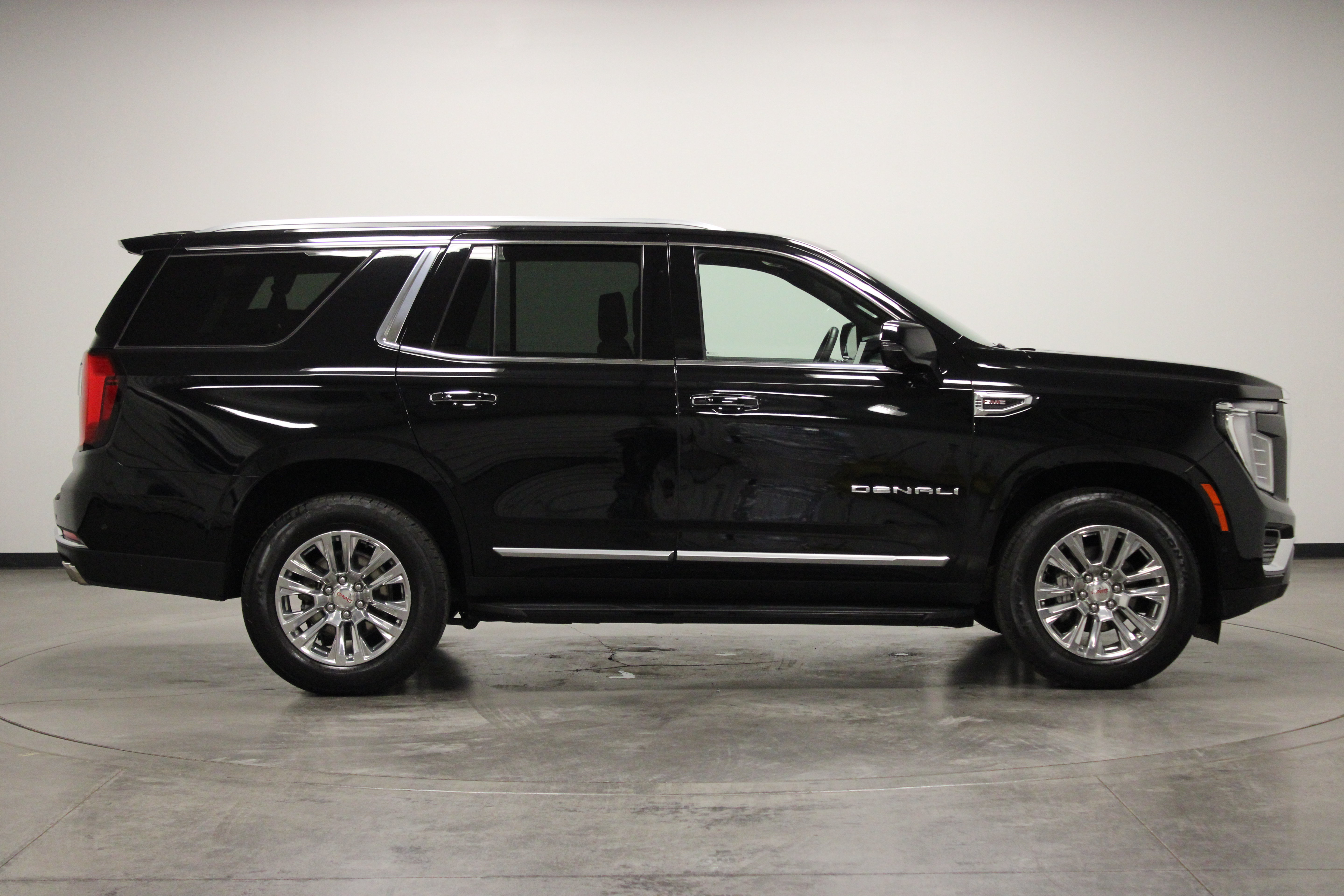 Used 2025 GMC Yukon Denali AWD/4WD image 9