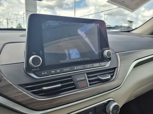 Used 2025 Nissan Altima 2.5 SV FWD image 26
