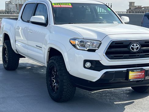 Used 2017 Toyota Tacoma SR5 w/ SR5 Appearance Package (SM) image 11